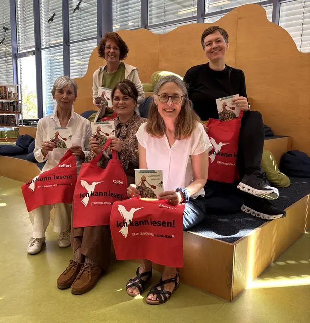 Auch in diesem Jahr gibt es wieder die knallrote Lesetasche für alle Erstklässler. | Foto: Stadt Mannheim