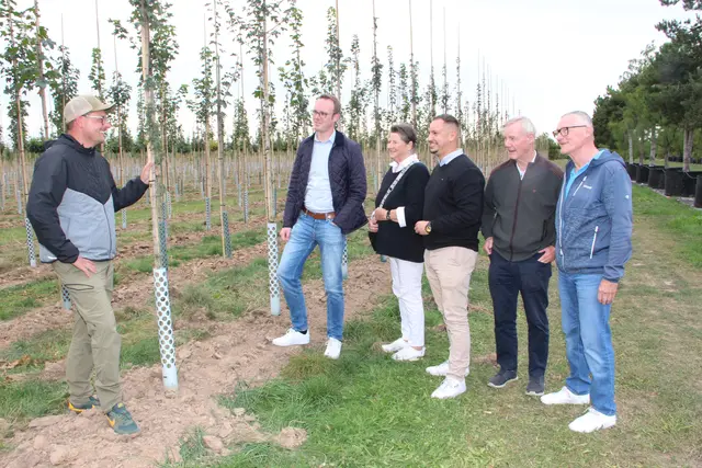 Julian Huben (links) erklärte dem Landtagsabgeordneten Bastian Schneider (rechts daneben) und Mitgliedern des CDU-Stadtverbandes den Begriff „verschulen“, der im Wort Baumschule steckt. 