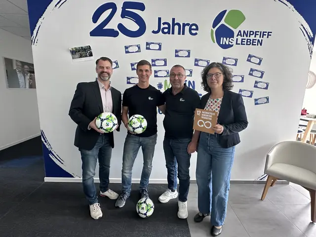 Martin Sommer (Referatsleiter Landratsamt Rhein-Neckar-Kreis), Markus Gaber (Gesamtkoordinator Sport Anpfiff ins Leben), Jörg Albrecht (1. Vorsitzender Anpfiff ins Leben) und Isabelle François (Koordinatorin für kommunale Entwicklungspolitik im Landratsamt Rhein-Neckar-Kreis/v.l.n.r.) freuen sich über den erfolgreichen Einsatz fair gehandelter Fußbälle.