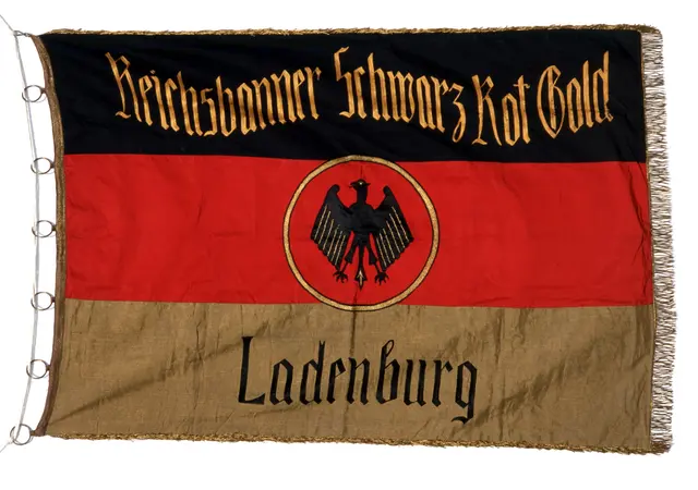 Vorderseite der Fahne des Reichsbanners "Schwarz-Rot-Gold Ladenburg" mit dem Reichsadler im goldenen Kranz.
 | Foto: Foto: Lobdengau-Museum