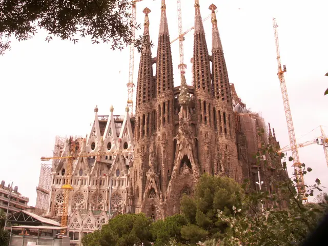 Über viele Jahrzehnte beherrschten Baugerüste das Erscheinungsbild der Sagrada Familia. | Foto: Schatz