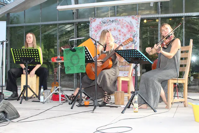 Gefühl, Rhythmus, Leidenschaft: Die keltischen Klänge sorgten für Begeisterung: Lily, Julia und Sophie (von links).