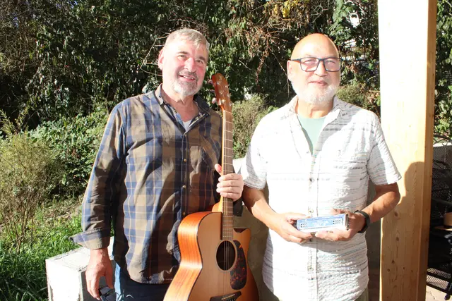 Joachim Junghans (links) und Tobias Dieterle stimmten mit Gitarre und Mundharmonika bekannte Volksweisen an.