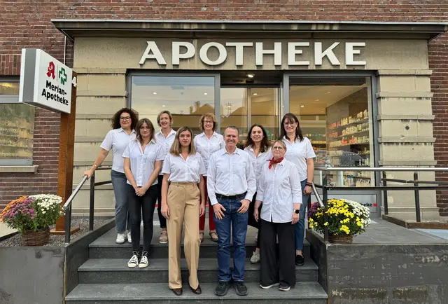 Apotheker Frank Nemetschek, Filialleiterin Maja Domiris (links daneben) und das gesamte Team begrüßen ihre Kundschaft nun am neuen Standort. | Foto: zg