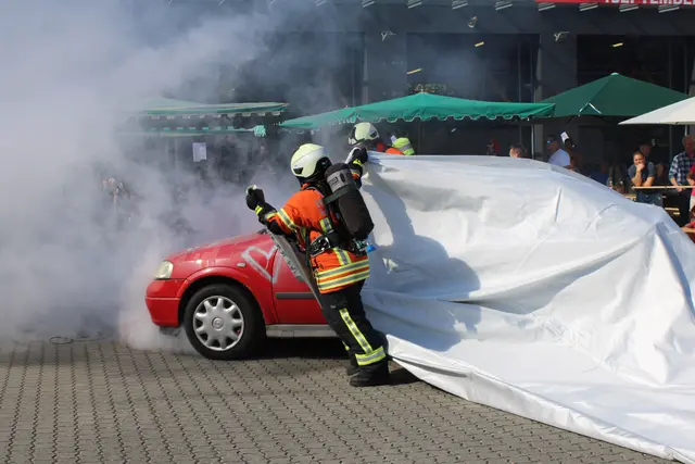 Die Kameraden zeigten, wie ein Fahrzeugbrand mit einer Löschdecke erstickt wird.