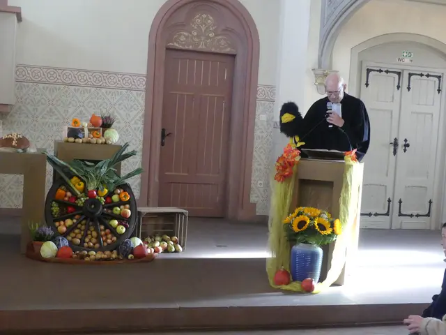 Natürlich durfte auch der vorwitzige Rabe Abraxas beim Gottesdienst nicht fehlen. | Foto: Schatz