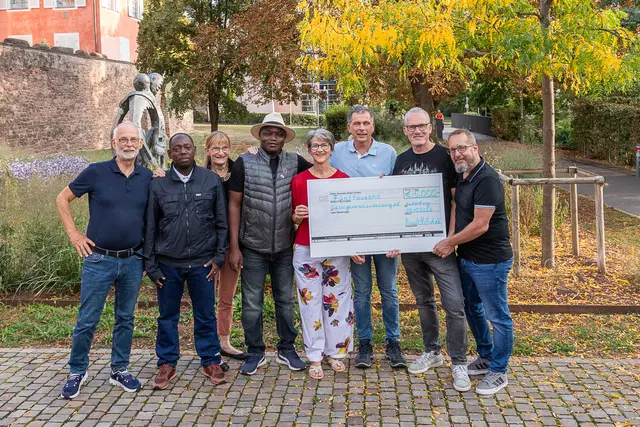 Alle Beteiligten freuen sich über die Spendensumme. Dies geht von Rock4Aid über den Garangoverein direkt an das Projekt. 