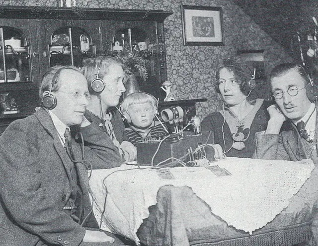So wurde Radio in den 1920er Jahren gehört: gemeinsam mit der Familie und anfangs noch mit Kopfhörern.  | Foto: Quelle: Prof Dr. Konrad Dussel