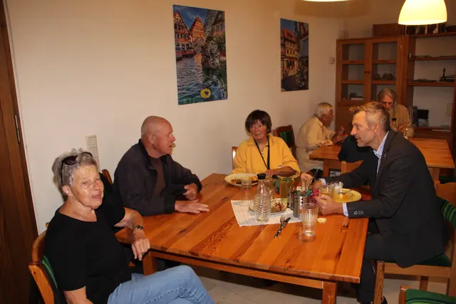 Wann sitzt man mit dem Bürgermeister schon mal am Essenstisch? Dorle Wittner, Margarete Maier (links) und Richard Maier kamen mit dem Stadtoberhaupt ins Gespräch. 