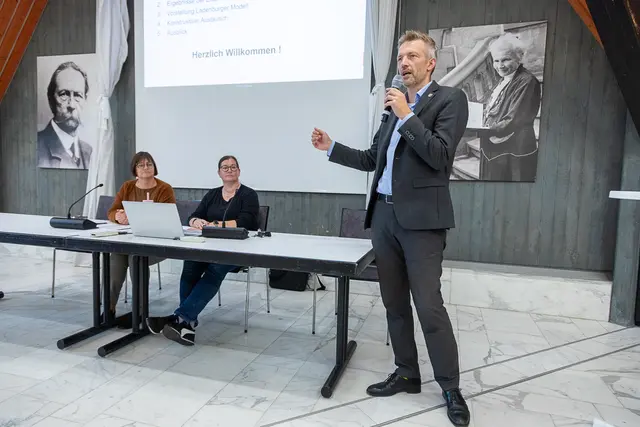 Claudia Schmitt, Melanie Zanger und Bürgermeister Stefan Schmutz stellten die Ergebnisse der Elternbefragung vor.