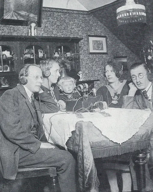 So wurde Radio in den 1920er Jahren gehört: gemeinsam mit der Familie und anfangs noch mit Kopfhörern.  | Foto: Foto: Prof Dr. Konrad Dussel