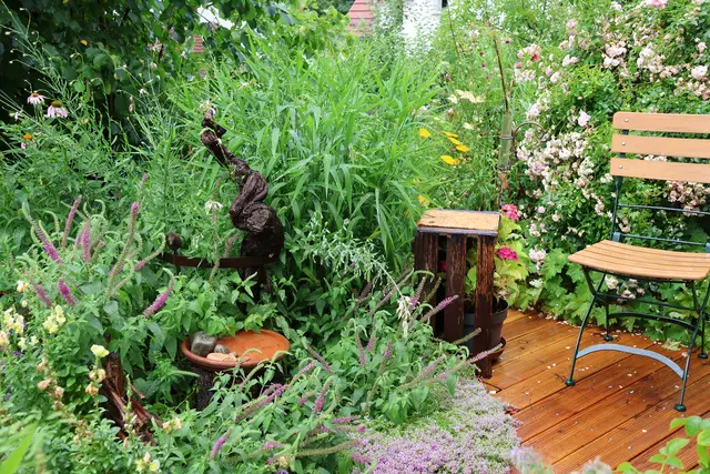 Sitzplatz im Garten Gartengrün Pflanzen