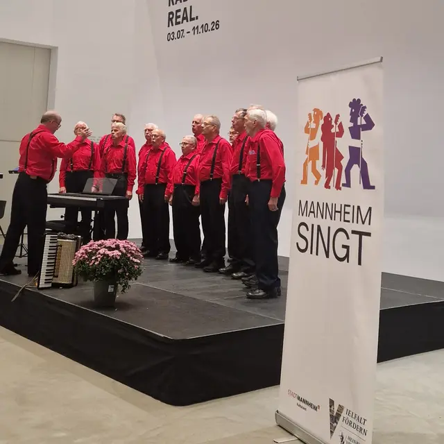 Bei der Eröffnung in der Kunsthalle waren auch die Oldies der Singgemeinschaft Frohsinn/Sängerbund unter der Leitung von Jürgen Zink dabei. | Foto: Rohr