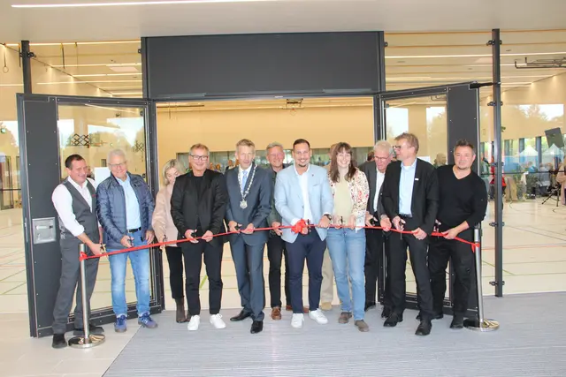 Bürgermeister Schmutz und Architekt Löhle (links daneben) schnitten im Beisein weiterer Akteure das „Eröffnungsband“ durch. 