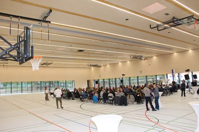 Die Sporthalle ist eingeweiht - an einem "historischen Tag". 