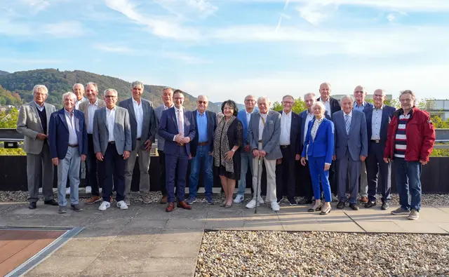 Landrat Manuel Just (8. v. l.) begrüßte erstmals die Ehrenringträgerinnen und -träger des Rhein-Neckar-Kreises zum gemeinsamen Austausch. Unter den Gästen war auch sein Vorgänger Stefan Dallinger (5. v. l.). | Foto: LRA Rhein-Neckar-Kreis