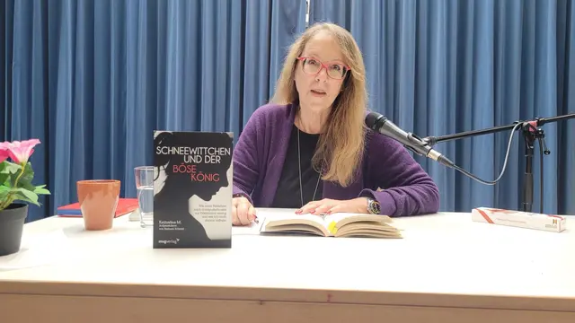 Die Autorin Barbara Schmid liest aus ihrem Buch „Schneewittchen und der böse König“. | Foto: Lammer