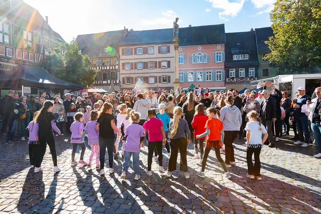 Die Zumbinis sorgten für noch mehr gute Stimmung auf dem vollen Marktplatz.