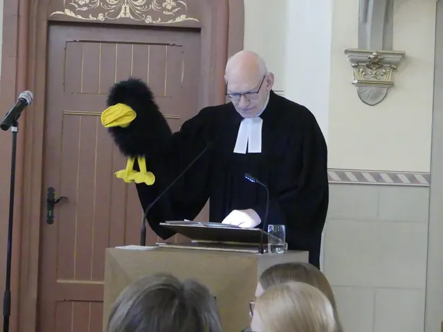 Beim Gottesdienst zur Kirchweih darf der Rabe Abraxas nicht fehlen. | Foto: Schatz