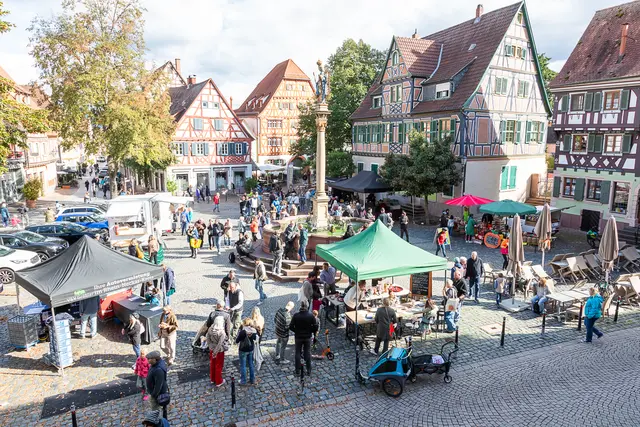 Zum Start der Veranstaltung war schon einiges los auf dem Marktplatz. Kurze Zeit später war der Platz rappelvoll. 