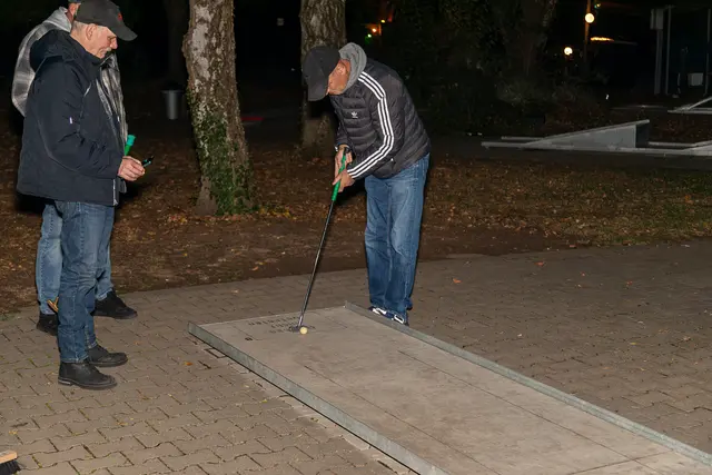 Ralph Kaiser nimmt Maß während seine Teamkollegen mit der Handytaschenlampe für ausreichend Licht sorgen. 