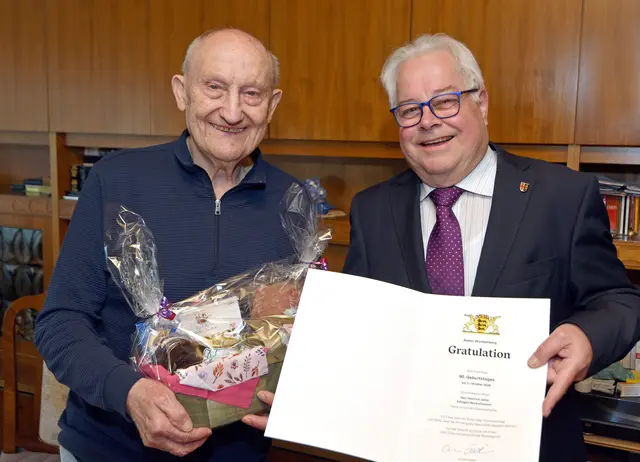 Bürgermeister-Stellvertreter Dietrich Herold gratulierte Herrn Heinrich Johst zu seinem 90. Geburtstag | Foto: Marcus Schwetasch 