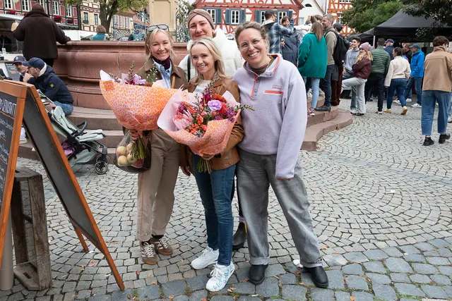 Glückliche Organistorinnen – Sandra Weik (links) und Corinna Weik (Mitte vorne) wurden von Helen Schollenberger (rechts) und Sarah Eleonor Schulz (hinten) mit Blumen überrascht. 
