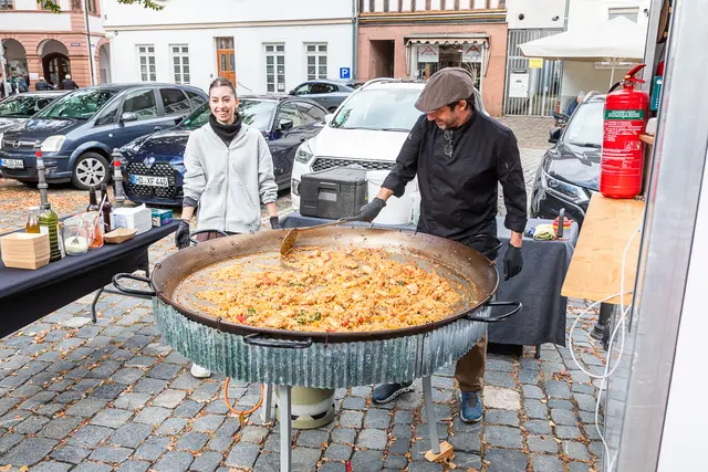 Israel Sánchez und sein Team kredenzten eine leckere Herbst-Paella.