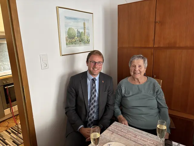 Bürgermeister Florian König gratuliert Frau Mildenberger zum 90. Geburtstag | Foto: BMA
