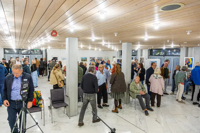 Das Foyer im Domhof war voll bei der Vernissage des Fototreffs Ladenburg / Ilvesheim. 