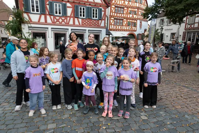 Die Zumbinis der LSV unter Leitung von Trainerin Patricia (hinten Mitte) sorgten für noch mehr gute Stimmung auf dem vollen Marktplatz.
