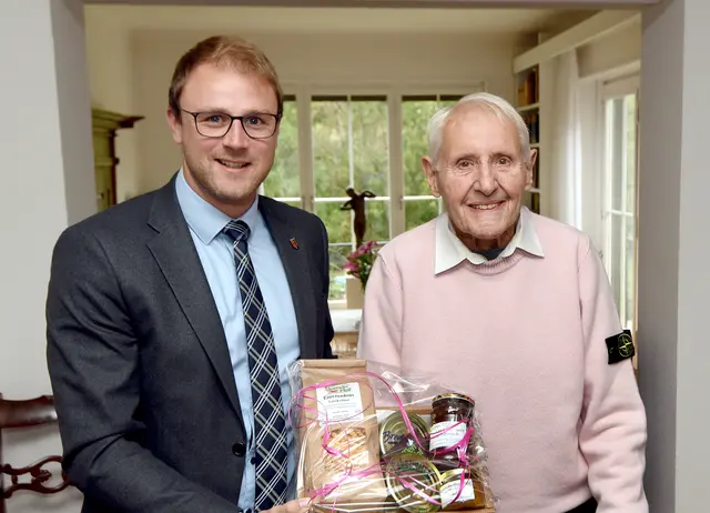 Bürgermeister Florian König gratuliert Herrn Esch zum 95. Geburtstag | Foto: Marcus Schwetasch