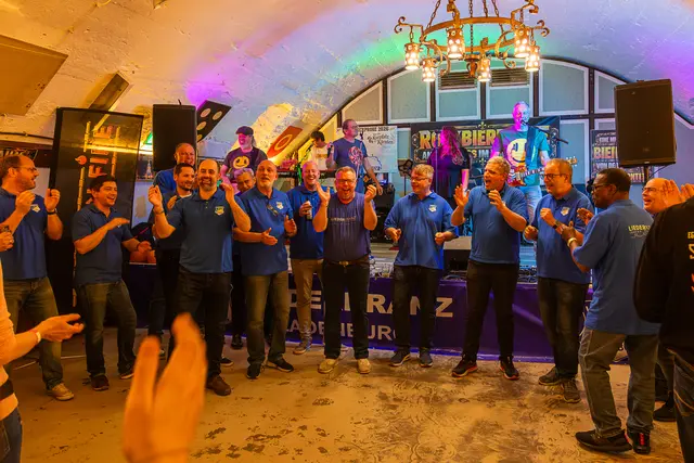 Übergabe vom Chor an die Band – gemeinsam gaben der Männerchor und Roof On Fire "Let me entertain" you zum Besten. 