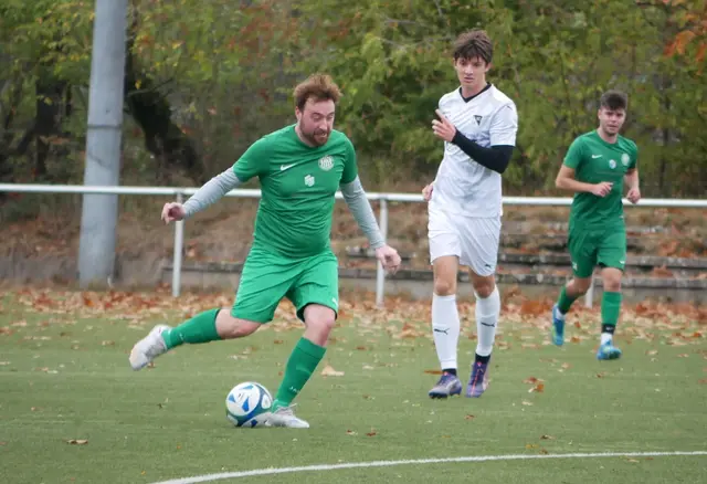 Kevin Merker (links) zauberte als Spielertrainer in Spiel eins der neuen zweiten Mannschaft.  / Foto: -wy