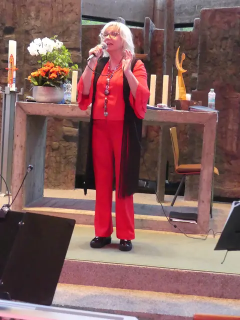 Elena Kleiser-Wälz eröffnete das Konzert mit "Tatsächlich Liebe".  | Foto: Schatz