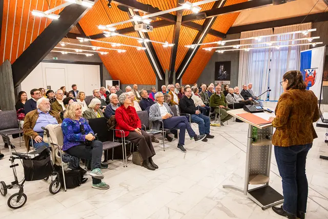 Knapp 50 Gäste, darunter auch einige der Ehrenamtlichen, wohnten im Domhofsaal der Buchvorstellung bei. 