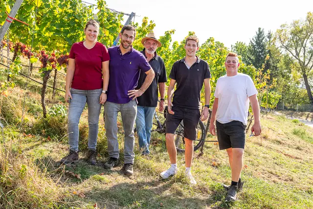 Bruntje und Matthias Schmidt (links außen) setzen mit ihrem Team auf Nachhaltigkeit, Biodiversität und schonende Arbeit.