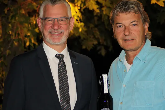 Thomas Thieme (rechts) scheidet nach fast 20 Jahren Vorstandsarbeit aus dem CDU-Vorstand aus. Der Vorsitzende Tillmann Jahn bedankte sich mit besonderem Bier für die Arbeit