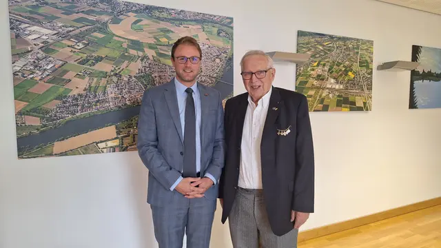 Bürgermeister Florian König gratuliert Herrn Teßmer zum 90. Geburtstag | Foto: BMA