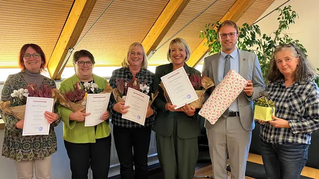 Die Jubilarinnen Alexandra Eckardt, Annette Renkert, Andrea Ried und Manuela Weinzierl mit Bürgermeister Florian König und Personalratsvorsitzende Christine Morgan | Foto: BMA