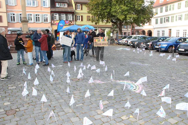 250 Motiv-Fähnchen mit demokratischen Botschaften waren der Gegenpol zu den menschenverachtenden Zielen der AfD. 