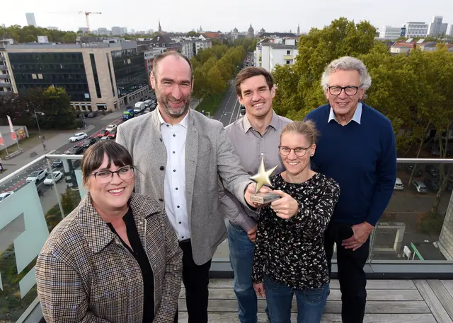 Freude bei der Übergabe (v.l.n.r.): Renate Estenfelder, Dr. Michael Düpmann, Florian Mannheim, Carola Schmid und Andreas Hänssler | Foto: Schwetasch
