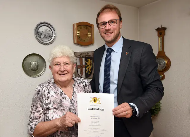 Bürgermeister Florian König gratuliert Frau Quintel zum 90. Geburtstag | Foto: Marcus Schwetasch 