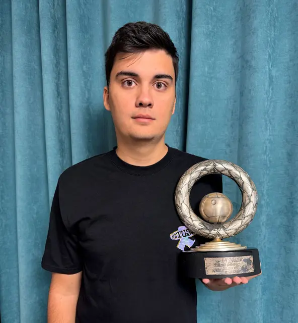 Luca Pretorian hat den Pokal in einem Möbelgeschäft in Rumänien gefunden. | Foto: zg