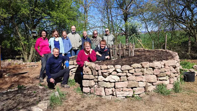 Das Team des Arbeitskreises Permakultur vor dem Keyhole-Beet, einem imposanten Element der der Perma-Gartenkultur. | Foto: Michael Janke