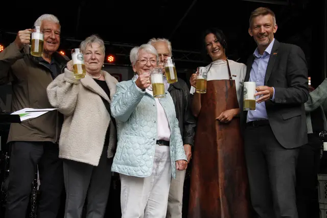 v.l.n.r. Werner Molitor, Brigitte Stahl, Marianne Edelmann, Werner Edelmann, "Fassanstecherin" Aleksandra Kletnichka und Bürgermeister Schmutz | Foto: Hans Weik